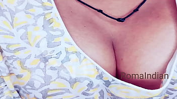 indian aunty cleavage show